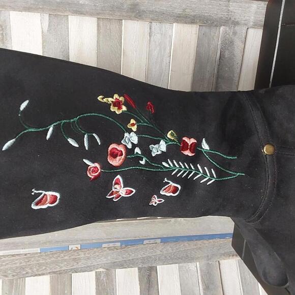 Chic Black Floral Embroidered Boots | 7M - Picture 2 of 7